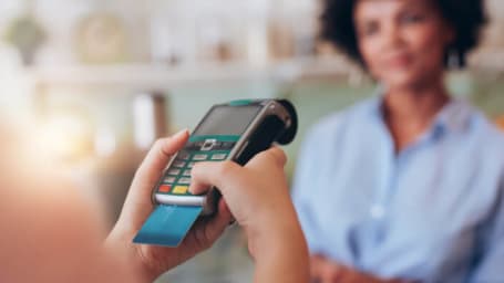 Quais são as máquinas de cartão de crédito que pagam na hora?