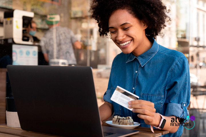 A conexão entre o uso do cartão de crédito e a saúde financeira após a Black Friday