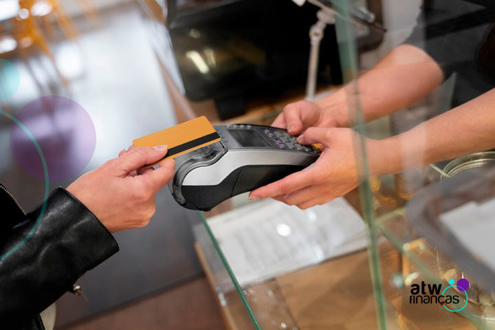 Vale a pena parcelar no cartão? Compare as taxas para os presentes de fim de ano