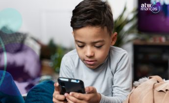 Telas para crianças: celular antes dos 13 anos oferece danos à saúde mental