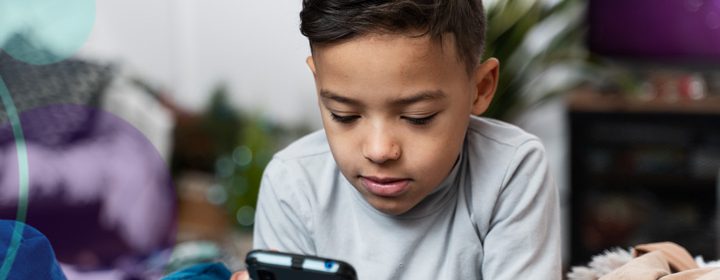 Telas para crianças: celular antes dos 13 anos oferece danos à saúde mental
