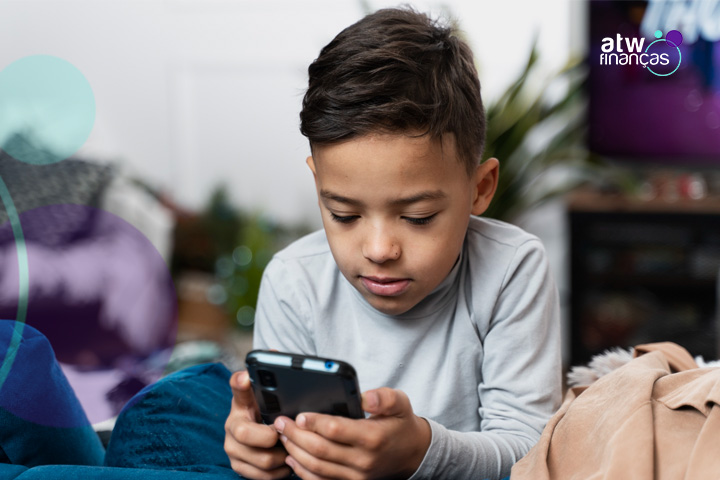 Telas para crianças: celular antes dos 13 anos oferece danos à saúde mental