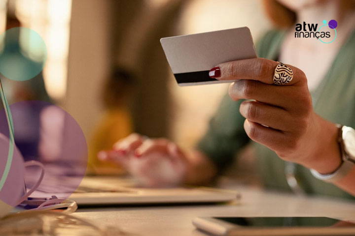 Aprenda a negociar anuidade e evitar taxas escondidas do seu cartão de crédito
