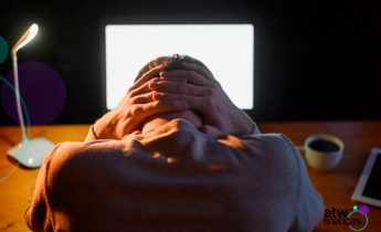 Trabalhar, pagar contas, performar: o burnout financeiro do pós-Dia do Trabalho